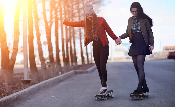 Ένα Νεαρό Hipster Κορίτσι Είναι Ιππασίας Ένα Skateboard Κορίτσια Φίλες — Φωτογραφία Αρχείου