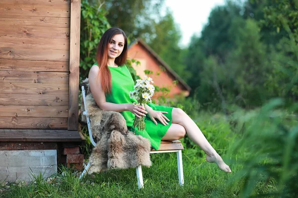 Schöne Mädchen Mit Roten Haaren Mit Einem Strauß Gänseblümchen Auf — Stockfoto