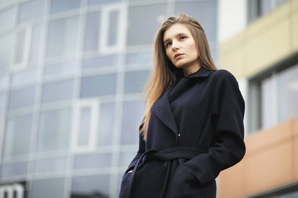 Gyönyörű Lány Kabátban Üzleti Életben Felhő Belvárosában — Stock Fotó