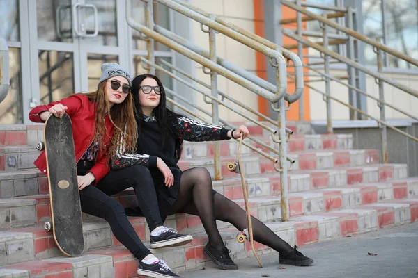 Uma Jovem Hipster Está Montando Skate Meninas Namoradas Para Passeio — Fotografia de Stock