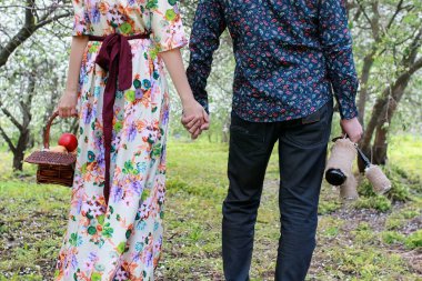 Genç çift bahar parkında buluşuyor.