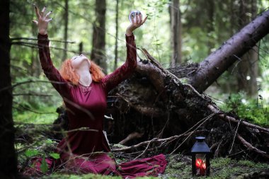 Cadı ön kısımların derinliklerinde bir ayin düzenler.