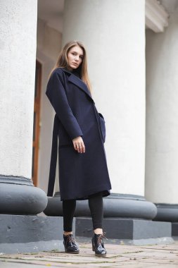 Bulutların arasında iş yapan güzel bir kız.