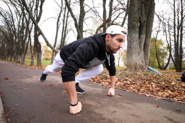 Genç sakallı adam sonbahar parkında