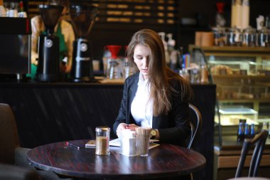 Kafedeki kız Paris 'te kahvaltı yapıyor.