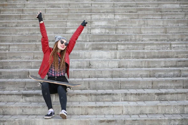 Ein Junges Hipster Mädchen Fährt Skateboard Mädchen Freundinnen Für Einen — Stockfoto