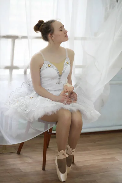 Csinos Lány Balett Táncos Gyakorló Indoo — Stock Fotó