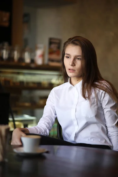 Chica Del Café Está Desayunando París —  Fotos de Stock