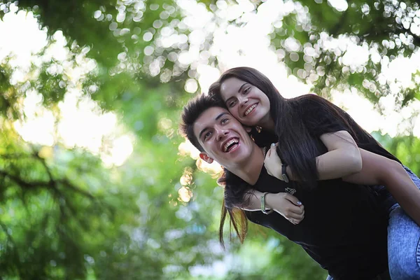 Jovem Casal Primeiro Encontro Parque Cidade — Fotografia de Stock