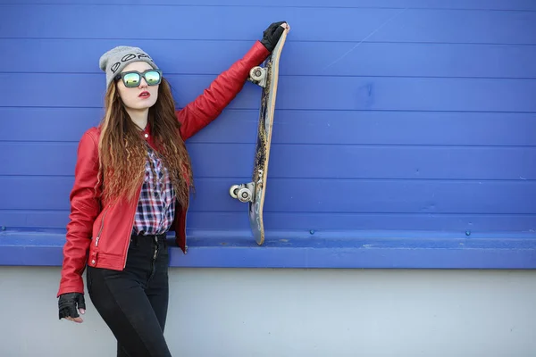 Uma Jovem Hipster Está Montando Skate Meninas Namoradas Para Passeio — Fotografia de Stock