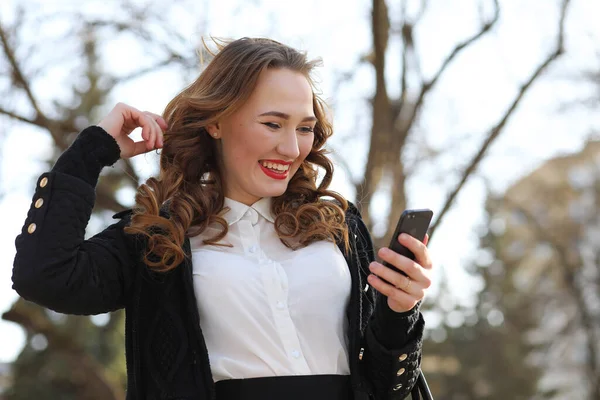 Mujer Negocios Traje Aire Libre Con Teléfono Móvil —  Fotos de Stock