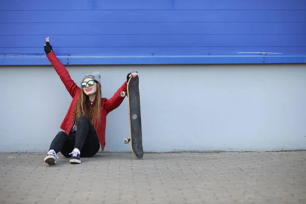 Ένα Νεαρό Hipster Κορίτσι Είναι Ιππασίας Ένα Skateboard Κορίτσια Φίλες — Φωτογραφία Αρχείου