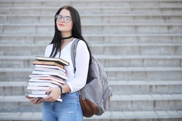 Junge Studentin Mit Rucksack Und Buch Auf Der Straße — Stockfoto