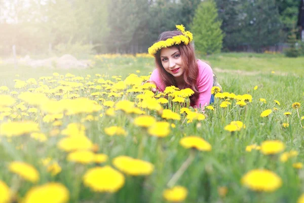 Dziewczyna Odpoczywa Słoneczny Dzień Łące Żółtego Mniszka Lekarskiego — Zdjęcie stockowe