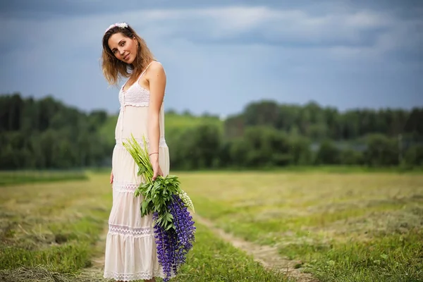 Belle Fille Avec Bouquet Fleurs Bleues Sur Nature Summe — Photo