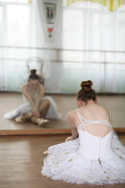 Jolie Fille Danseuse Ballet Pratiquant Indoo — Photo