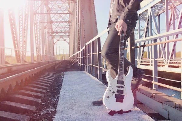 Man Med Elgitarr Järnvägen Musiker Skinnjacka Med Gitarr Gatan Den — Stockfoto