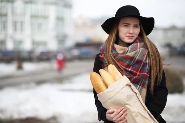 Französin Mit Baguette Der Tasche Auf Dem Weg Aus Dem — Stockfoto