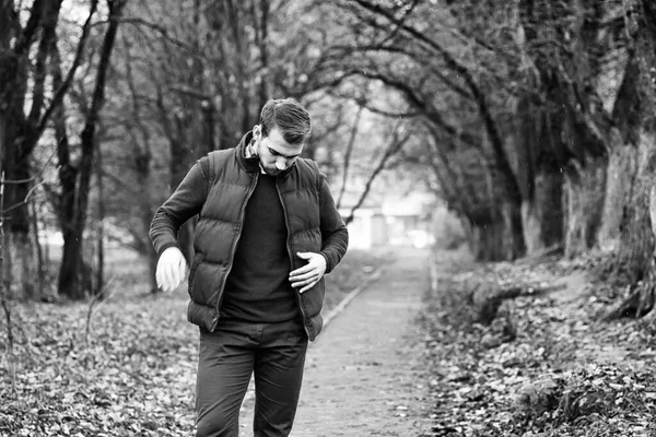 Homem Barba Jovem Parque Outono — Fotografia de Stock