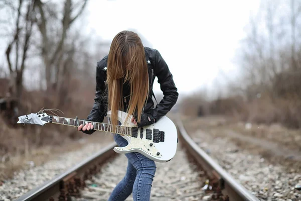 Uma Menina Músico Rock Uma Jaqueta Couro Com Guitarra — Fotografia de Stock