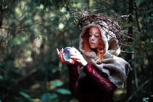 Bruxa Ruiva Tem Ritual Com Uma Bola Cristal Nos Inimigos — Fotografia de Stock
