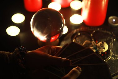 Büyülü bebeklerle, tarot kartlarıyla, kitaplarla, şeytani mumlarla ve cadılık objeleriyle dolu mistik bir hayat. Kehanet ayini.