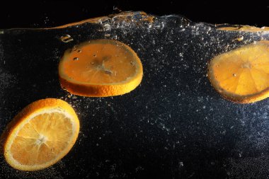 Olgun tatlı portakala su damlaları. Metnin için kopyalama alanı olan yeni Mandarin arkaplanı. Vejetaryen ve vejetaryen kavramı.