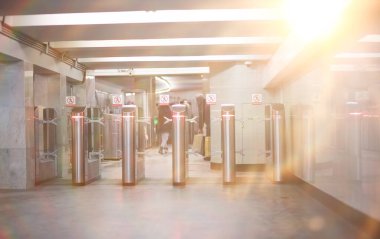 Boş koltuklu metro vagonu. Boş metro vagonu.