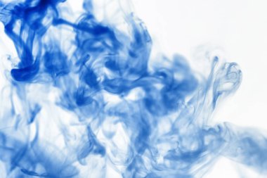 Suyun içinde bir tutam boya. Sudaki boyanın çözülmesi. Su kirliliği. Sanat yaratıcılığı kavramı.