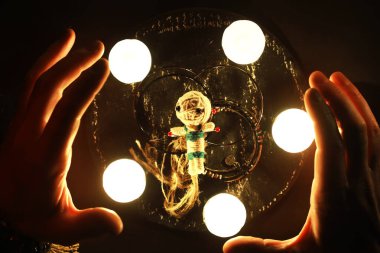 Büyülü bebeklerle, tarot kartlarıyla, kitaplarla, şeytani mumlarla ve cadılık objeleriyle dolu mistik bir hayat. Kehanet ayini.