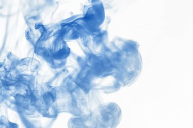 Suyun içinde bir tutam boya. Sudaki boyanın çözülmesi. Su kirliliği. Sanat yaratıcılığı kavramı.