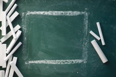 Tebeşir tahtası. Tahtaya yazmak için boya kalemleri. Öğrenme konsepti. Okulda tebeşir tahtası.. 