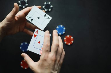 Konsept kart numaraları ve sunumlar. Oyunlarda keskinlik kavramı. Havada uçan kartlar. Bir sihirbaz, düşünce gücüyle kartları kaldırır..