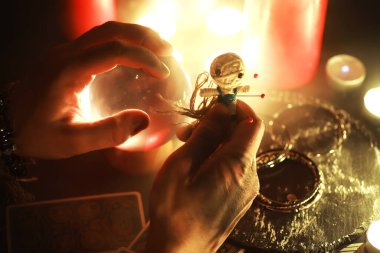 Büyülü bebeklerle, tarot kartlarıyla, kitaplarla, şeytani mumlarla ve cadılık objeleriyle dolu mistik bir hayat. Kehanet ayini.