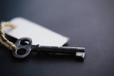 Kilit için antika anahtarlar. Koyu taştan bir arka planda geçmişe dönük anahtarlar. Hedefe ulaşmak için yolu seçme kavramı.