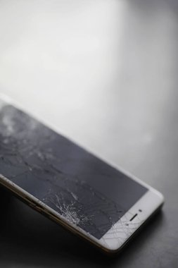 Camı kır. Kırık ekran. Bozuk telefon. Kırık cam arka plan. Camdaki beyaz çatlaklar.