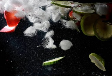 Olgun tatlı meyveler ve meyveler üzerine su damlaları. Metnin için kopyalama alanı olan taze meyve arkaplanı. Vejetaryen ve vejetaryen kavramı.