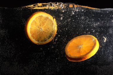 Olgun tatlı portakala su damlaları. Metnin için kopyalama alanı olan yeni Mandarin arkaplanı. Vejetaryen ve vejetaryen kavramı.