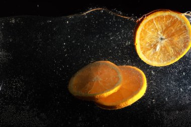 Olgun tatlı portakala su damlaları. Metnin için kopyalama alanı olan yeni Mandarin arkaplanı. Vejetaryen ve vejetaryen kavramı.