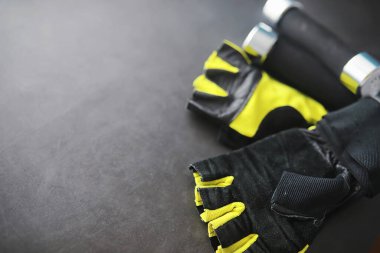 Spor ve sağlıklı yaşam tarzı. Spor aksesuarları. Yoga paspası ve halat atlama. Ev egzersizleri kavramına sahip spor geçmişi.