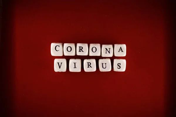 Las Letras Pequeñas Cubos Inscripción Virus Sobre Fondo Oscuro Coronavirus — Foto de Stock