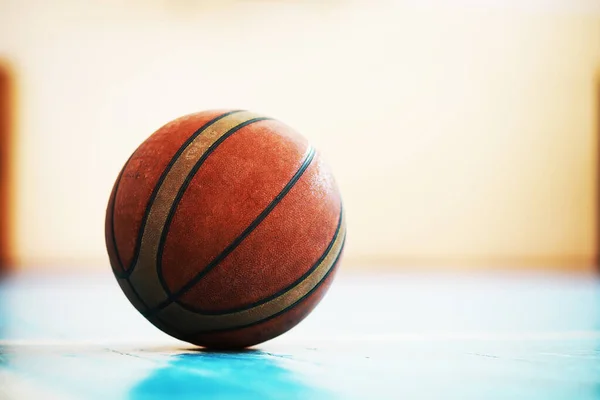 Een Menselijke Voetensteun Basketbal Betonnen Vloer Foto Van Een Basketbal — Stockfoto