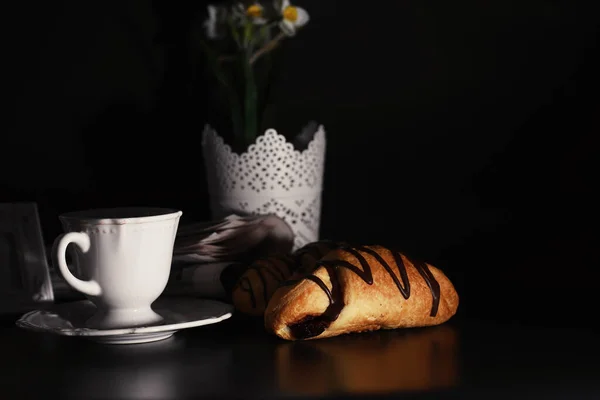 Pequeno Almoço Francês Mesa Croissant Café Com Chocolate Decantador Com — Fotografia de Stock