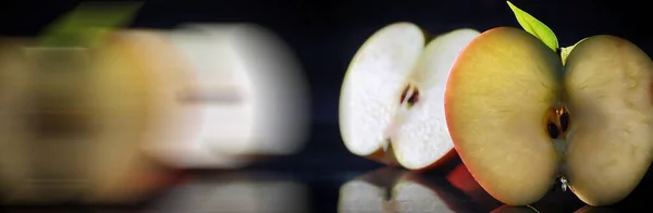 Σύνθεση Φέτες Μήλου Μαύρο Φόντο Μια Φέτα Μήλο Πίσω Φως — Φωτογραφία Αρχείου