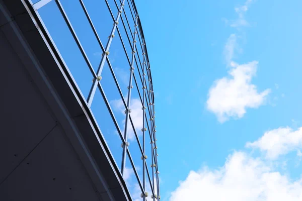 Detalhe Arquitetônico Fachada Com Múltiplas Reflexões Outros Edifícios Sol Exterior — Fotografia de Stock