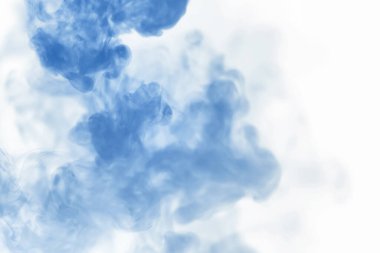 Suyun içinde bir tutam boya. Sudaki boyanın çözülmesi. Su kirliliği. Sanat yaratıcılığı kavramı.