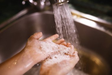 Hijyen kuralları. Yemekten önce el yıkama. Sabunlu antibakteriyel eller. Virüs enfeksiyonunu önlemenin yolu. Coronavirus koruması.