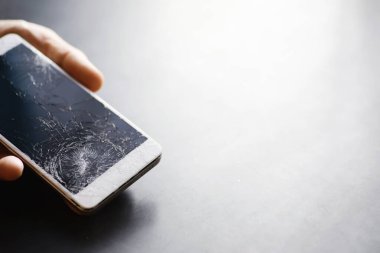 Kırık dokunmatik ekranlı akıllı telefon. Cep telefonu bozuk. Telefon bozuldu. Cep telefonuna kırık cam takmak. Akıllı telefon onarımı.