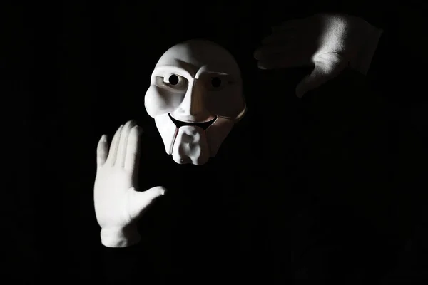 Máscara Blanca Miedo Sobre Fondo Negro Con Manos Blancas — Foto de Stock
