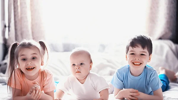 Los Niños Yacen Cama Junto Bebé Recién Nacido Hermanita Emociones —  Fotos de Stock